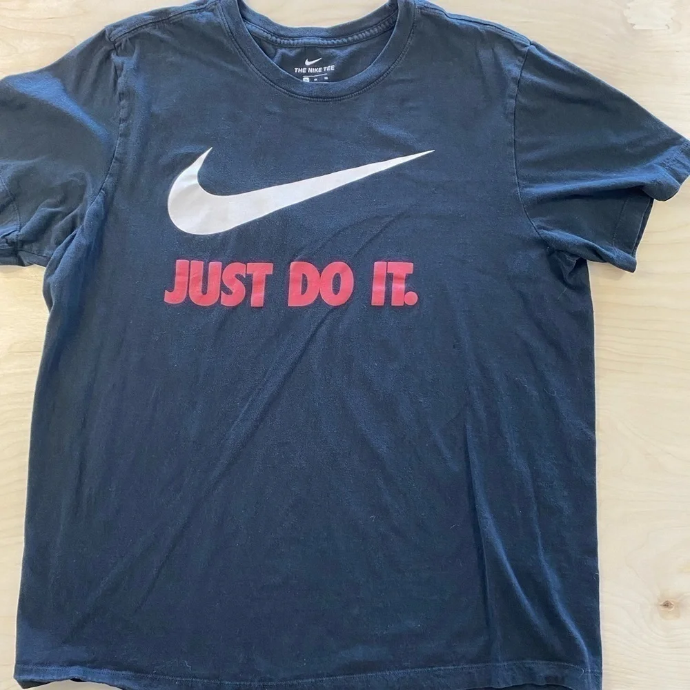The Nike Tee size XL (DJ)